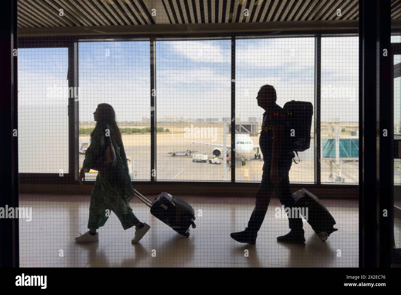 Hall de l'aérogare. Silhouette marchant les voyageurs à l'avion. Aéroport international de Jinnah Karachi Banque D'Images