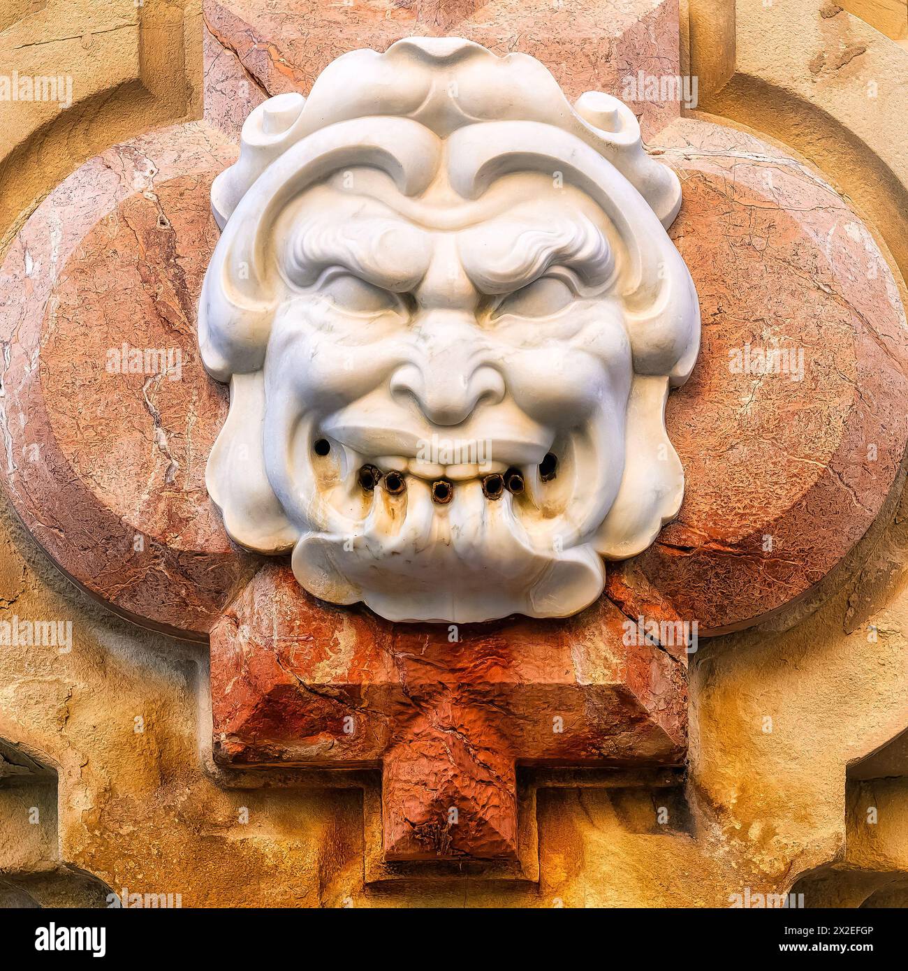 Décoration de sculpture à tête de marbre dans une ancienne fontaine à Séville, Espagne Banque D'Images