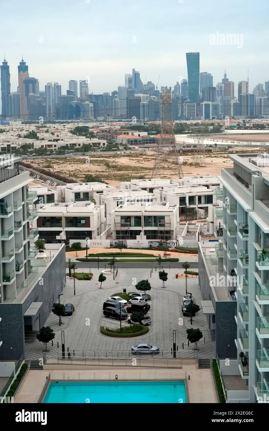 Dubaï, Émirats arabes Unis – 09 avril 2024, Dubaï Skyline depuis Mohammed Bin Rashid Al Maktoum City District dans la journée. Banque D'Images