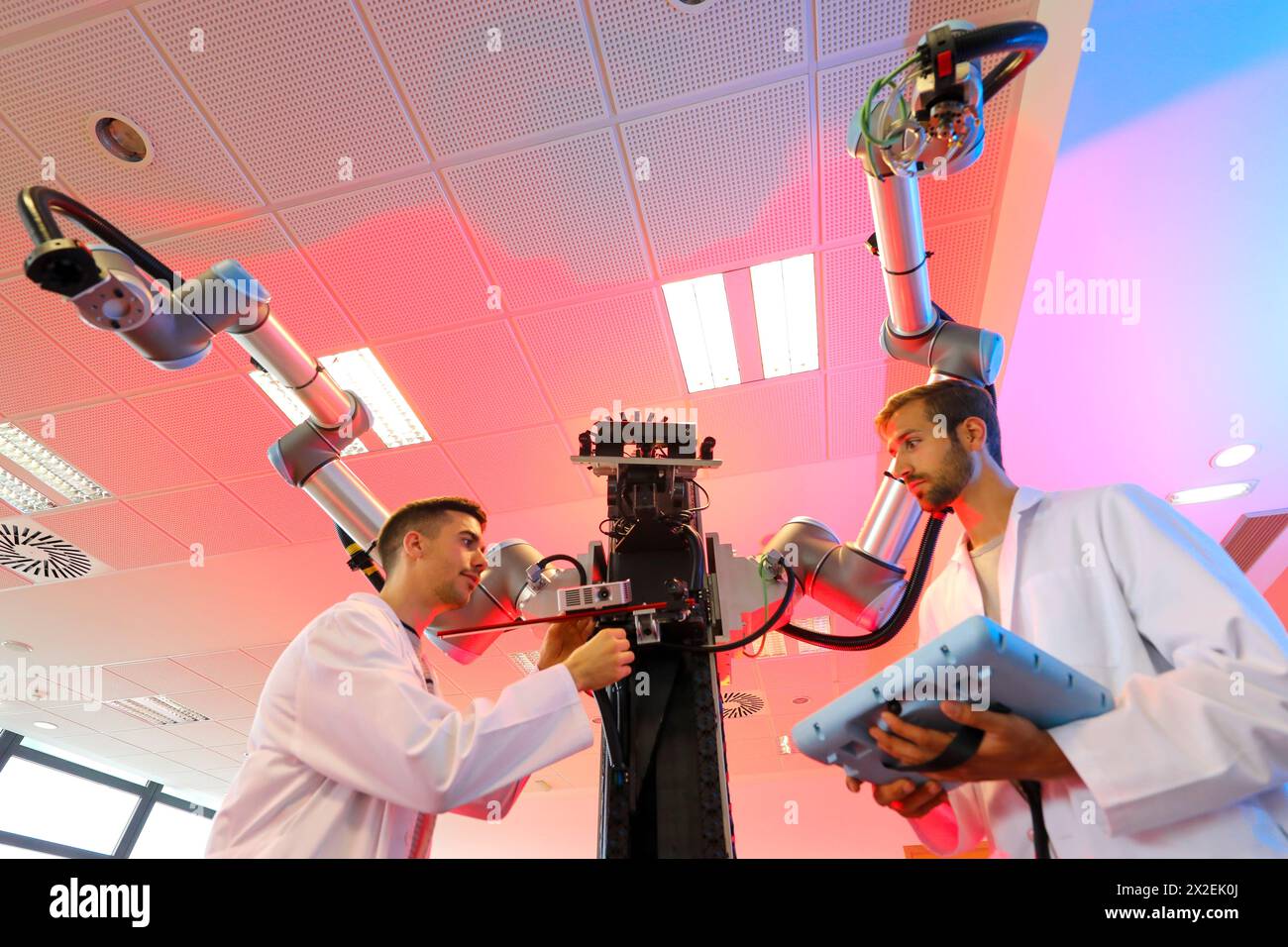 Robot avec deux bras de manipulation mobile robot humanoïde, pour des tâches d'assemblage automobile en collaboration avec les gens, de l'industrie, de la recherche et de Tecnalia Banque D'Images