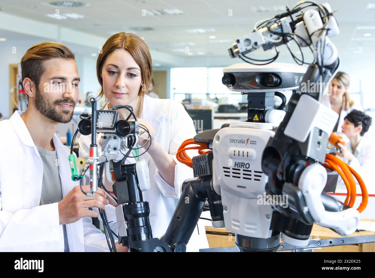 Robot à deux bras pour robotique flexible. Robot humanoïde pour les tâches d'assemblage automobile en collaboration avec People, Industry, Tecnalia Research & In Banque D'Images
