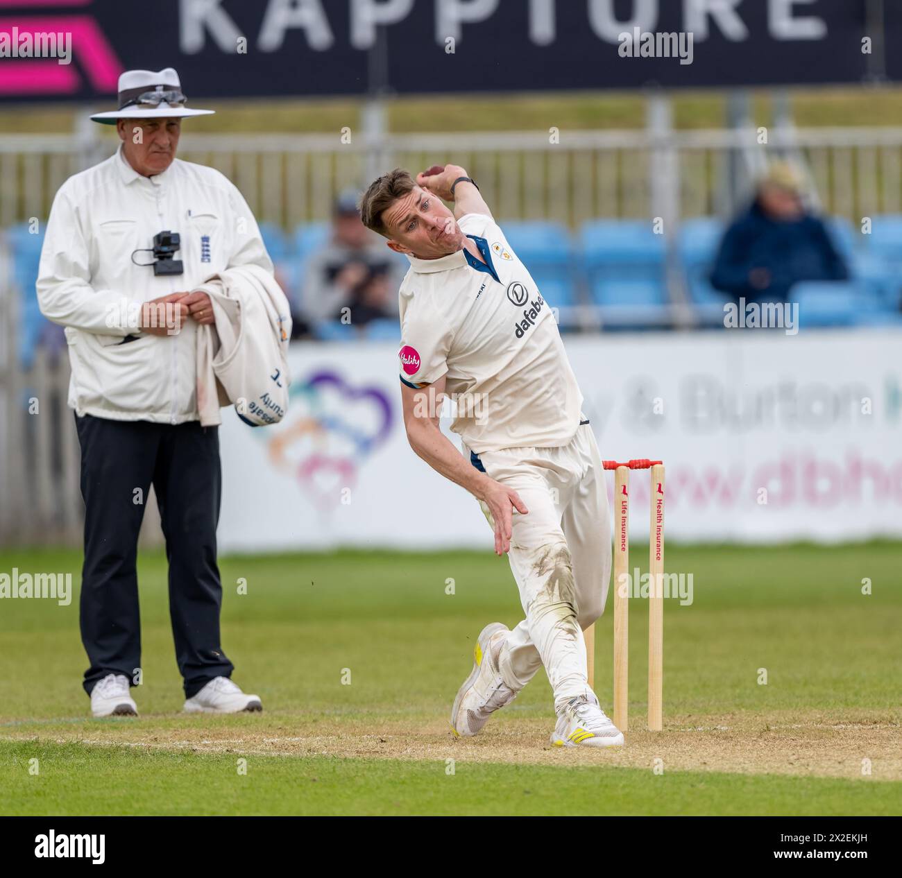 Luis Reece bowling pour le Derbyshire dans un match de championnat du comté de Vitality contre le Leicestershire Banque D'Images