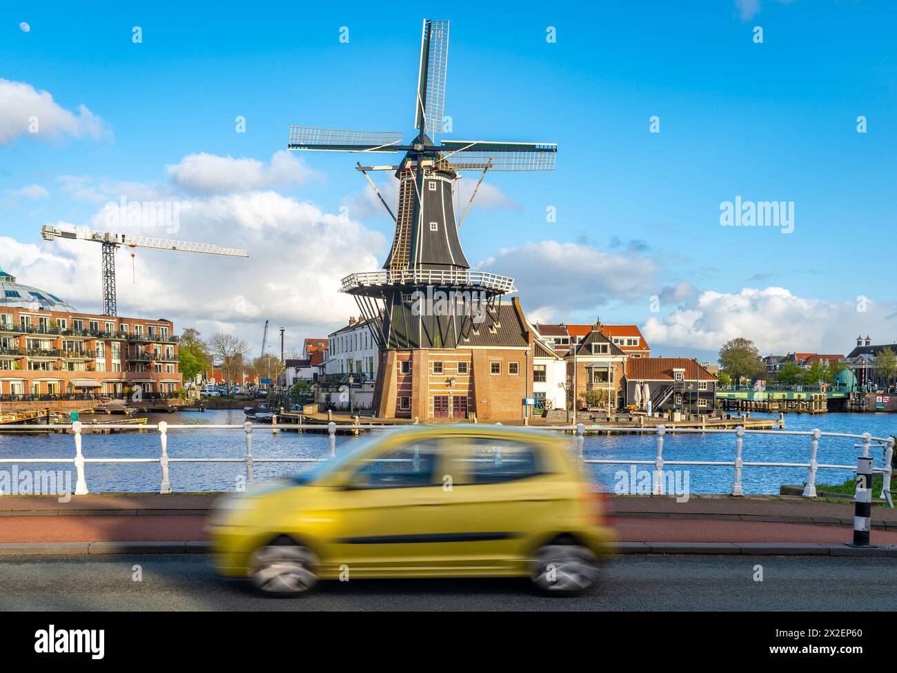 Magnifique paysage hollandais, voiture passant par le moulin à vent hollandais traditionnel à Haarlem par une journée de printemps ensoleillée Banque D'Images