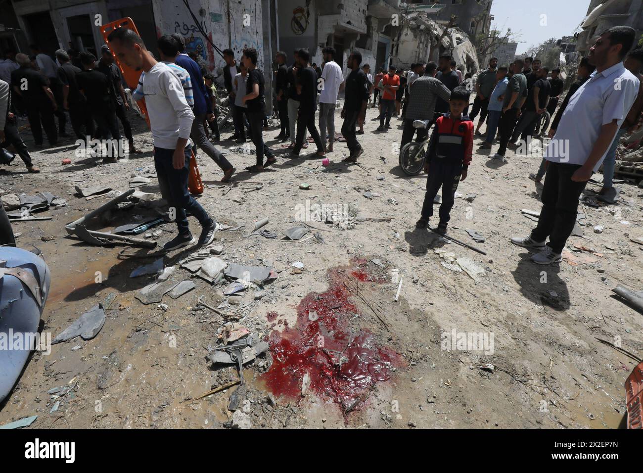 Les Palestiniens inspectent le site d'une frappe israélienne sur le camp d'al-Bureij dans le centre de la bande de Gaza les Palestiniens inspectent le site d'une frappe israélienne sur le camp d'al-Bureij dans le centre de la bande de Gaza le 22 avril 2024. Photo Omar Ashtawy apaimages al-Bureij camp Gaza Gaza territoire palestinien 220424 Al-Breij OSH 0041 Copyright : xapaimagesxOmarxAshtawyxxapaimagesx Banque D'Images