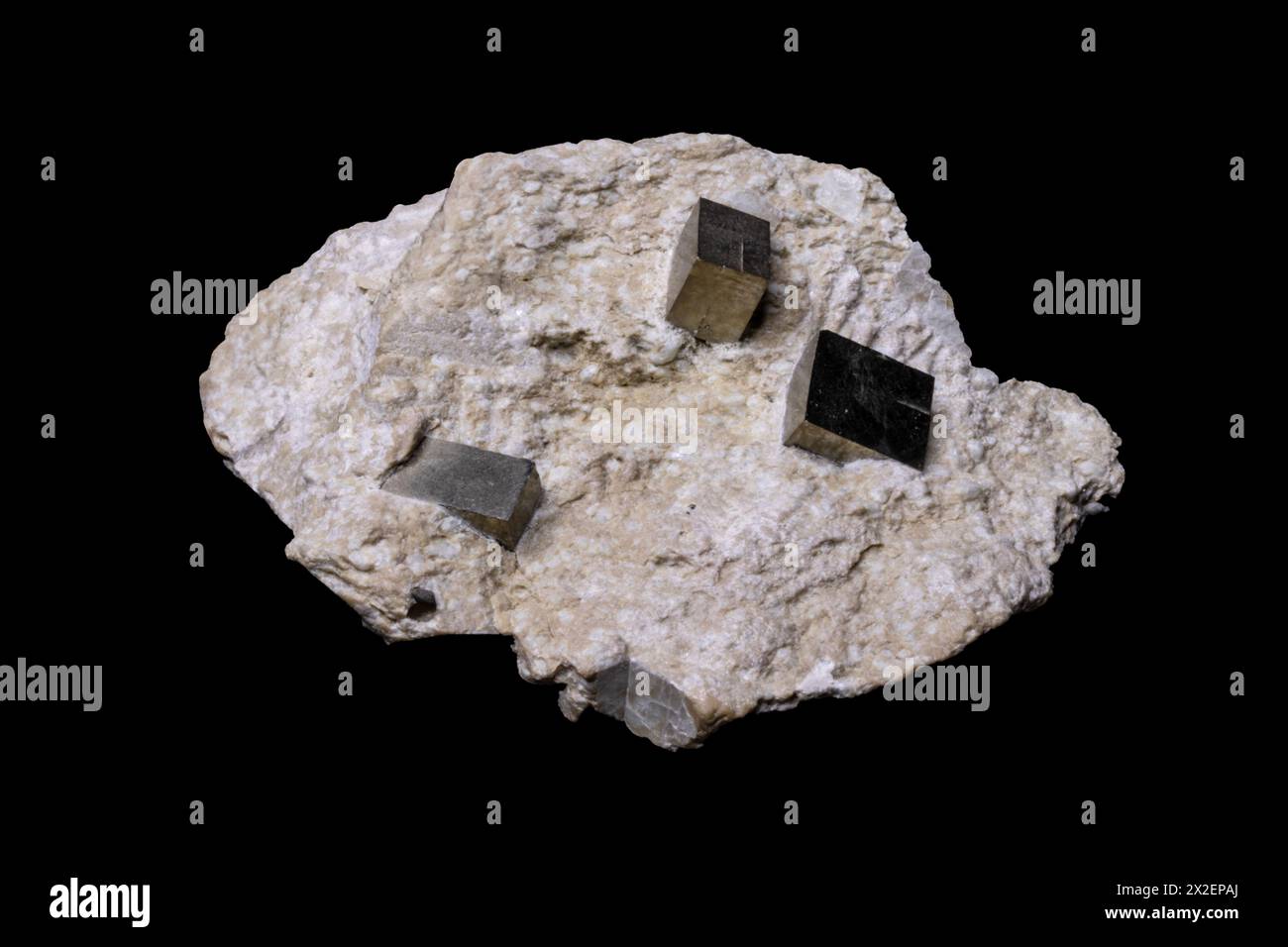 Cristaux cubiques de pyrite sur matrice, frappant Banque D'Images