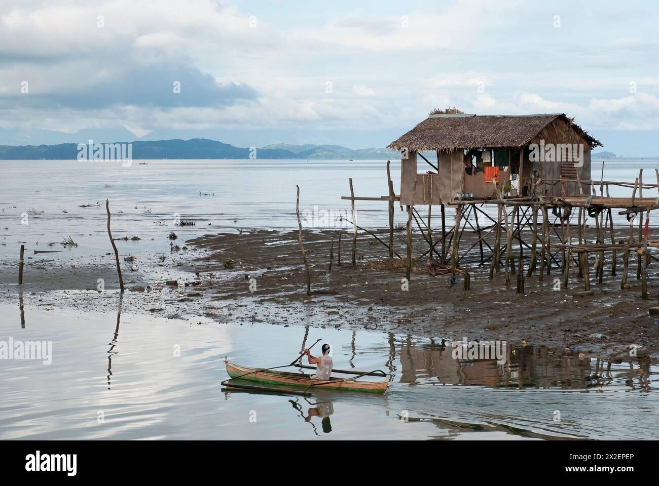 Une cabane Nipa dans les eaux de la ville de Catbalogan, Samar, Philippines Banque D'Images