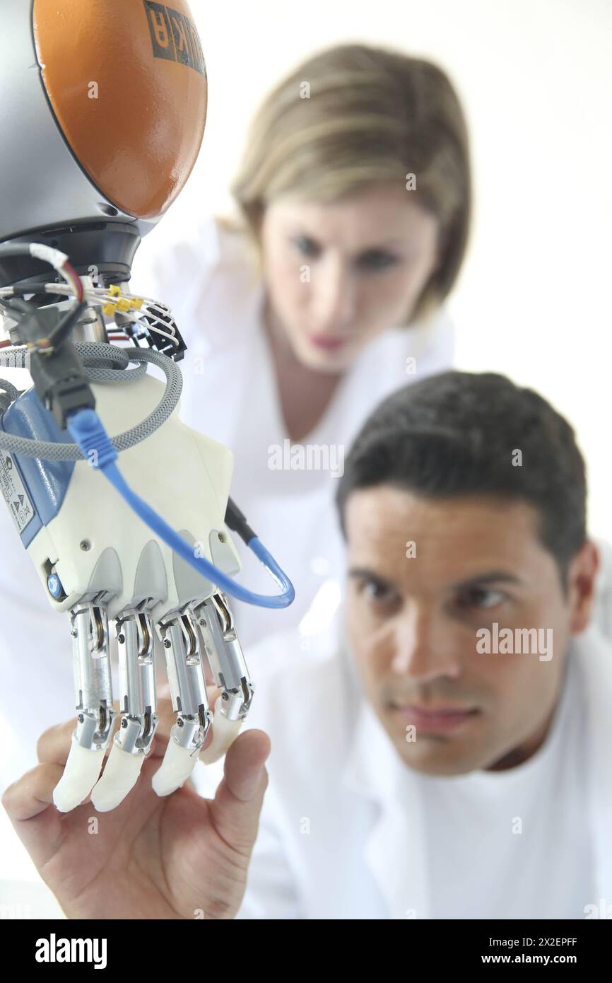 Robot humanoïde pour les tâches d'assemblage automobile en collaboration avec People and et robot LWR, utilisant la téléopération haptique avec retour de force. Sécurité dans Banque D'Images