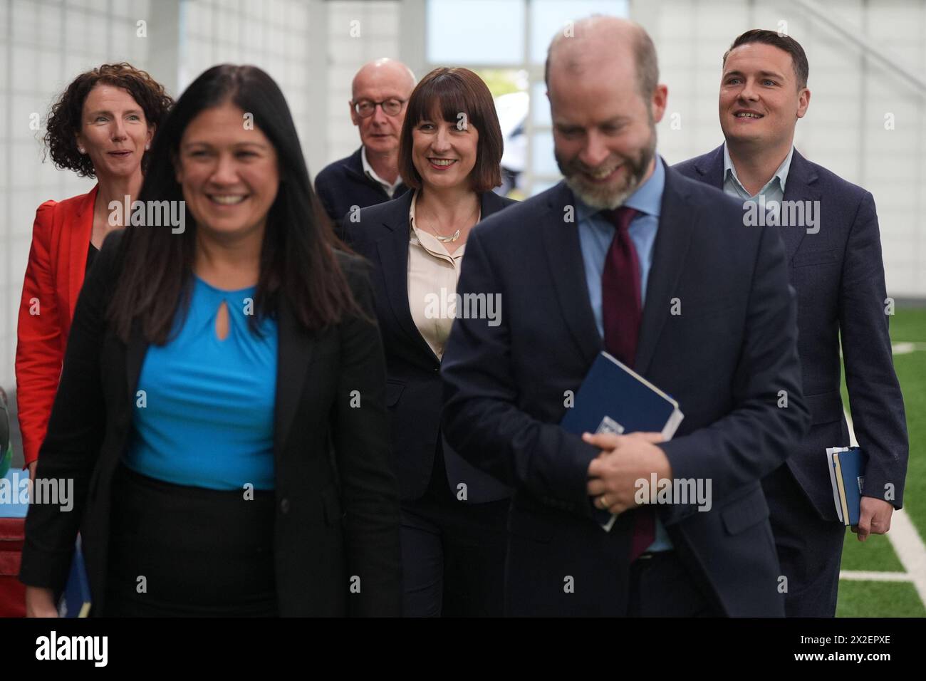 (De gauche à droite) Anneliese Dodds secrétaire d'État fantôme pour les femmes et l'égalité, Lisa Nandy ministre fantôme pour le développement international, Pat McFadden chancelière fantôme du duché de Lancaster et coordinatrice de campagne nationale, chancelière fantôme Rachel Reeves, Jonathan Reynolds secrétaire d'État fantôme pour les affaires et le commerce, et le secrétaire d'État fantôme à la santé et aux soins sociaux, Wes Streeting, arrive pour regarder une session d'entraînement de football féminin U17 Angleterre après une réunion du cabinet fantôme à l'occasion de la réunion George's Park, Burton-upon-Trent dans les West Midlands. Date de la photo : lundi AP Banque D'Images