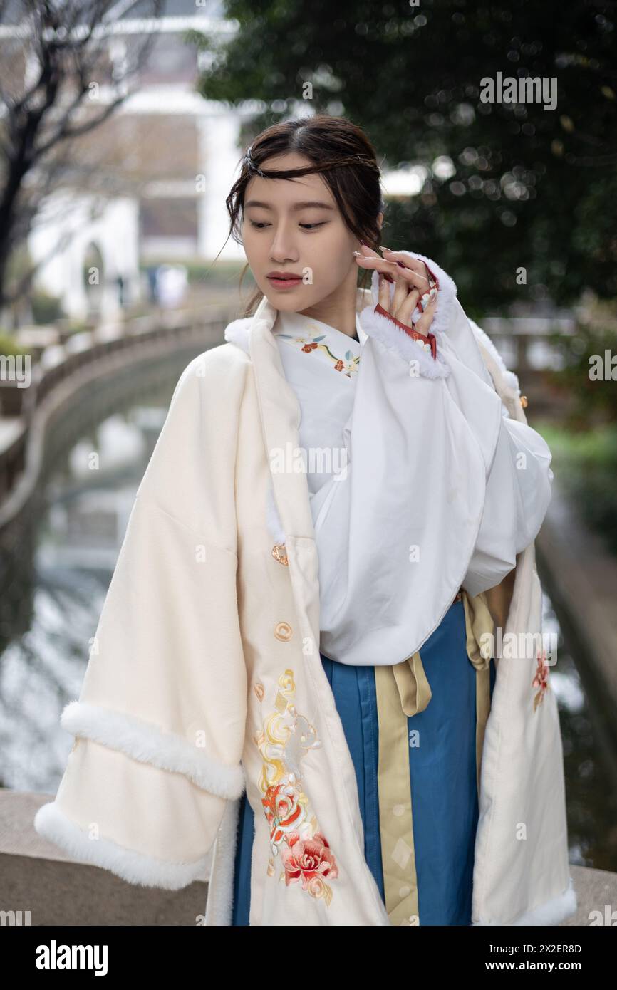 Une magnifique femme chinoise portant une robe et un manteau traditionnels à Suzhou, en Chine Banque D'Images
