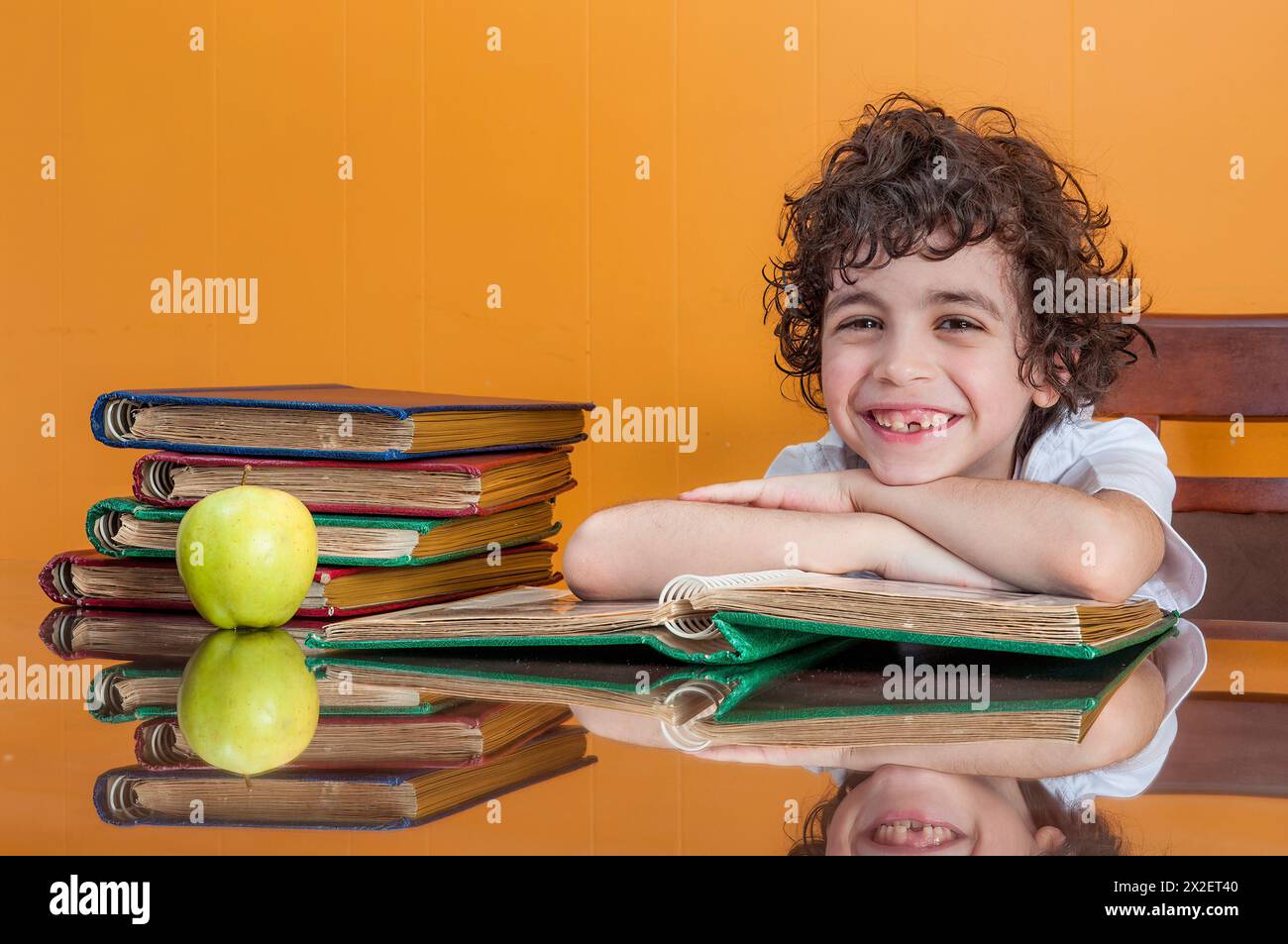 Enfant garçon mâle étudiant avec collation aux pommes Banque D'Images