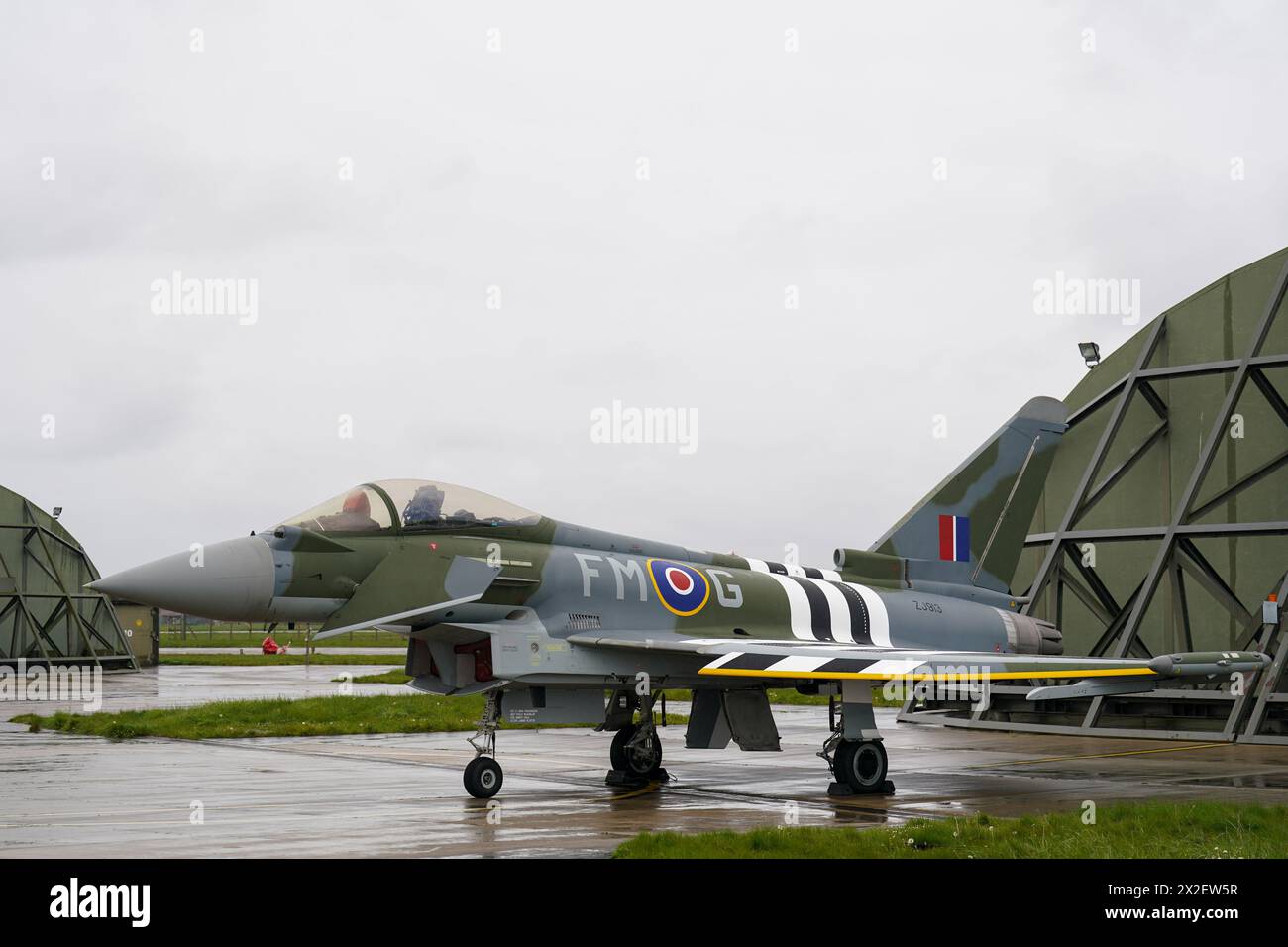 Un jet Typhoon du 257e escadron récemment peint utilisé par l'équipe Typhoon Display, peint dans les couleurs du schéma de peinture « Dayfighter » du Hawker Typhoon volé par Denzel Jenkins le jour J pour marquer le 80e anniversaire, est dévoilé à la RAF Coningsby dans le Lincolnshire. Le jet d'affichage nouvellement peint est le successeur du typhon d'affichage surnommé 'Blackjack' piloté par l'équipe d'affichage. Date de la photo : lundi 22 avril 2024. Banque D'Images