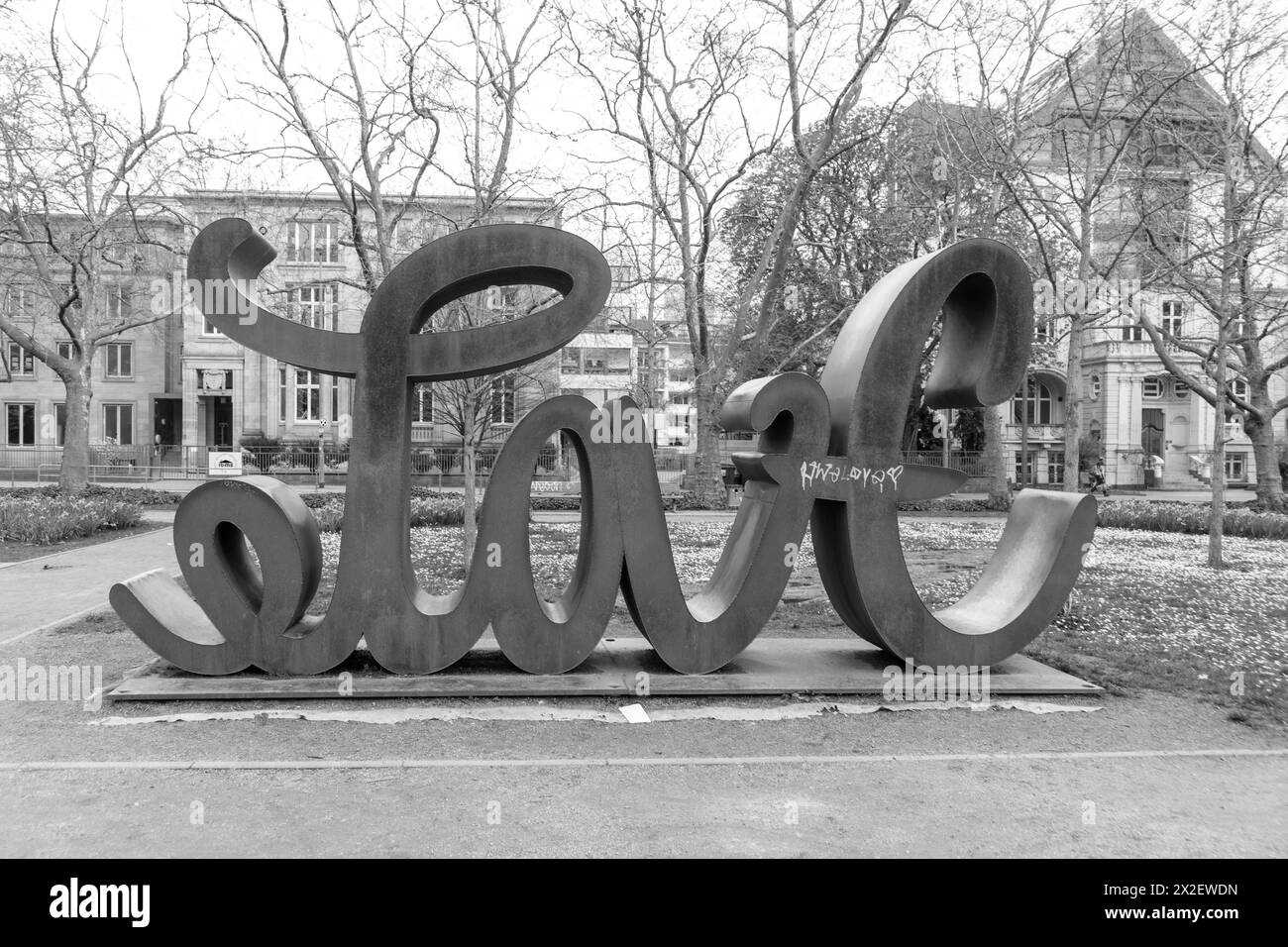 Francfort, Allemagne - 6 avril 2024 : sculpture Love Hate de Mia Florentine Weiss au musée Senkcenberg de Francfort. Banque D'Images