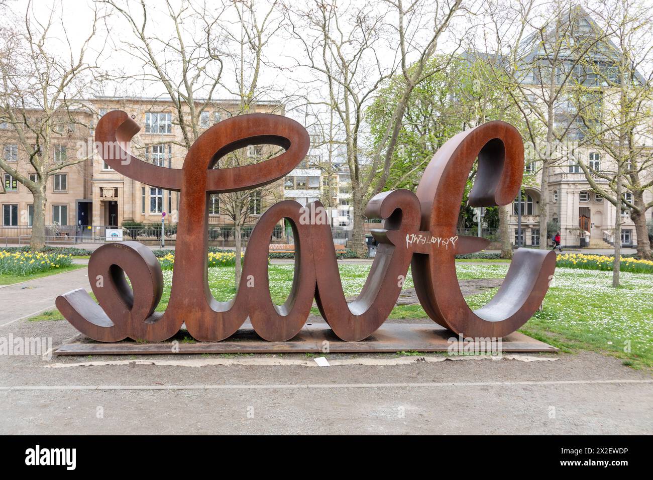 Francfort, Allemagne - 6 avril 2024 : sculpture Love Hate de Mia Florentine Weiss au musée Senkcenberg de Francfort. Banque D'Images