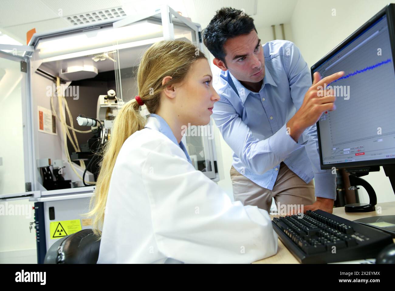 Chercheurs. Diffractomètre à rayons X. Services technologiques à l'industrie. TECNALIA recherche & innovation, Donostia, Saint-Sébastien, Gipuzkoa, Comte basque Banque D'Images