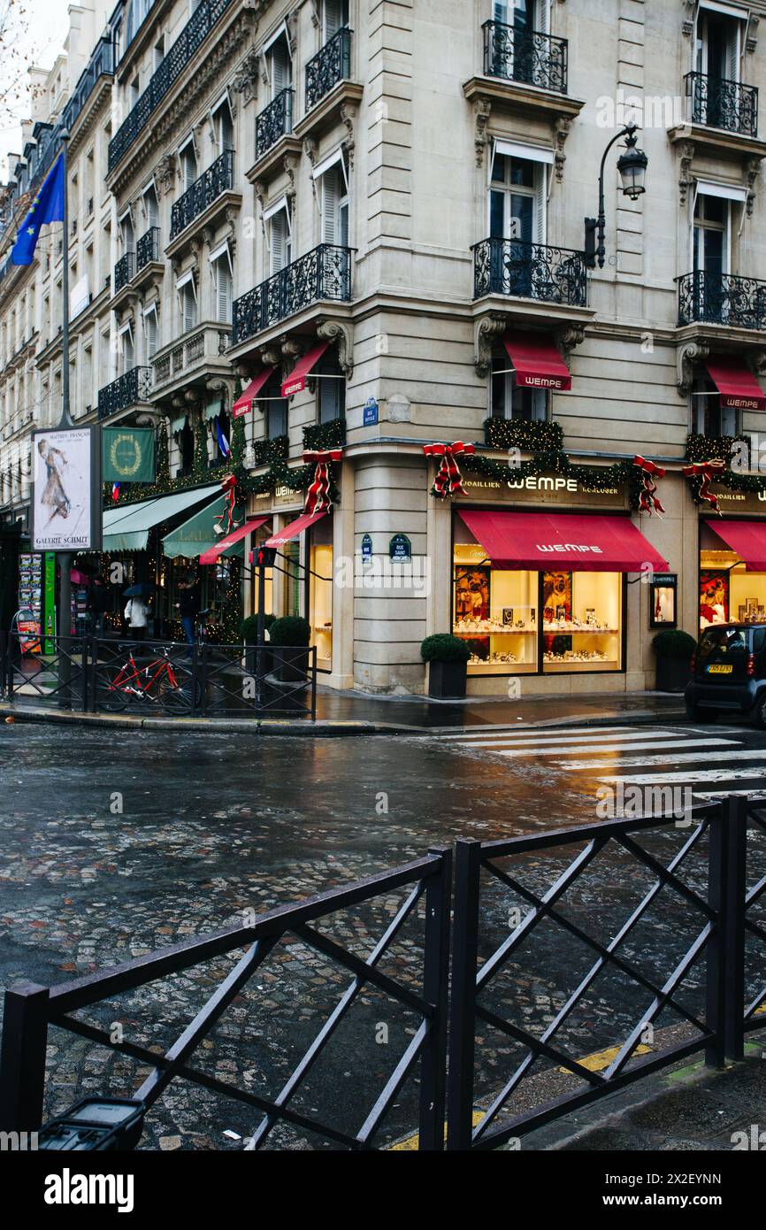 Jour de pluie sur un coin de rue animée de Paris avec des magasins. Banque D'Images