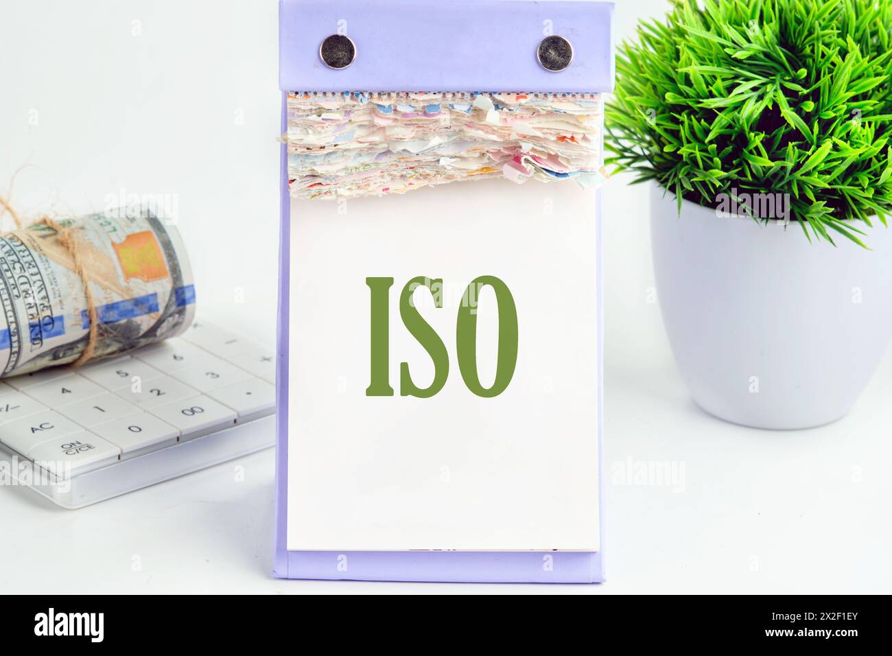 ISO. Organisation internationale de normalisation. Un Word ISO il est écrit sur un morceau de calendrier de bureau sur un fond blanc Banque D'Images