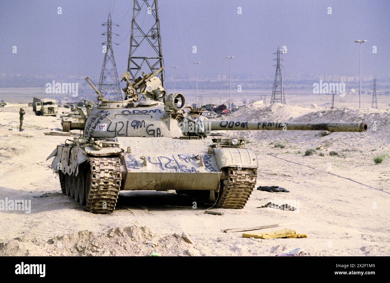 1er avril 1991 Les réservoirs abandonnés T55 le long de l'Autoroute de la mort", la route principale de la ville de Koweït à Basra. Banque D'Images