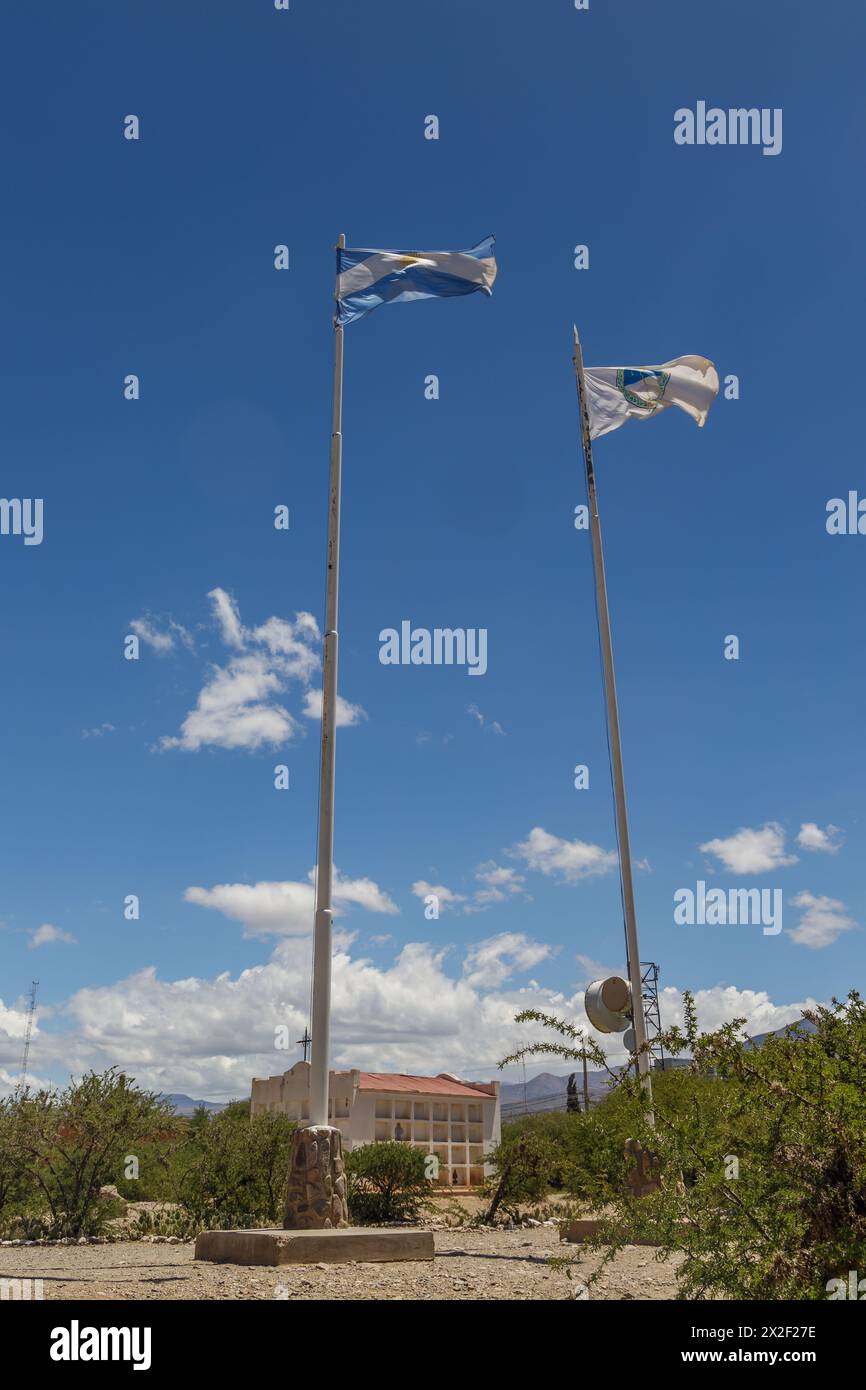 Drapeaux de l'Argentine et Jujuy volant au-dessus d'un ciel bleu. Banque D'Images