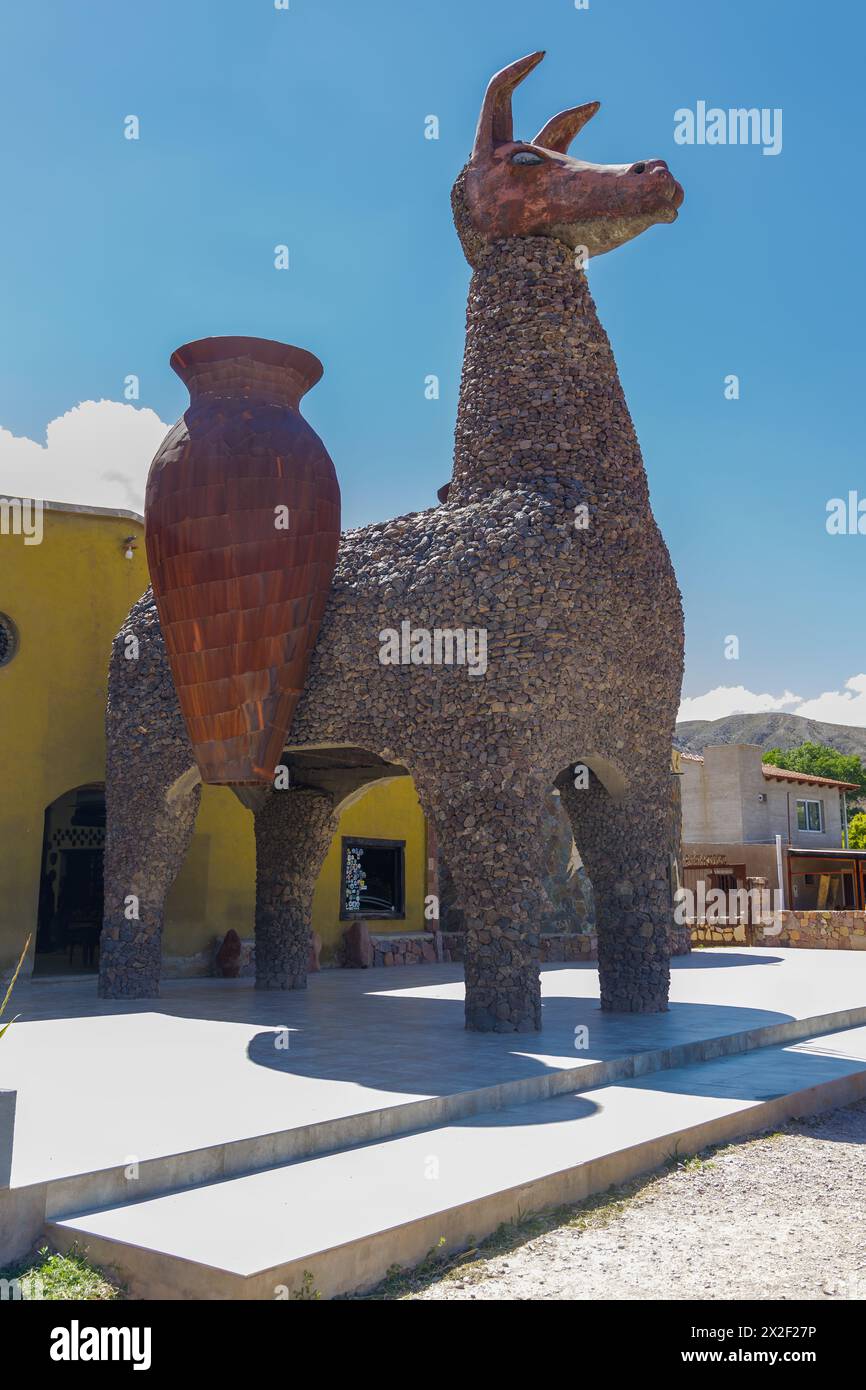 Sculpture d'un lama géant à Uquia, province de Jujuy, Argentine. Banque D'Images