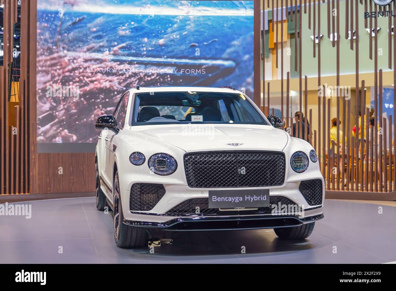 Luxueuse voiture hybride blanche Bentley Bentayga. Thaïlande, Bangkok 07 avril 2024. Banque D'Images