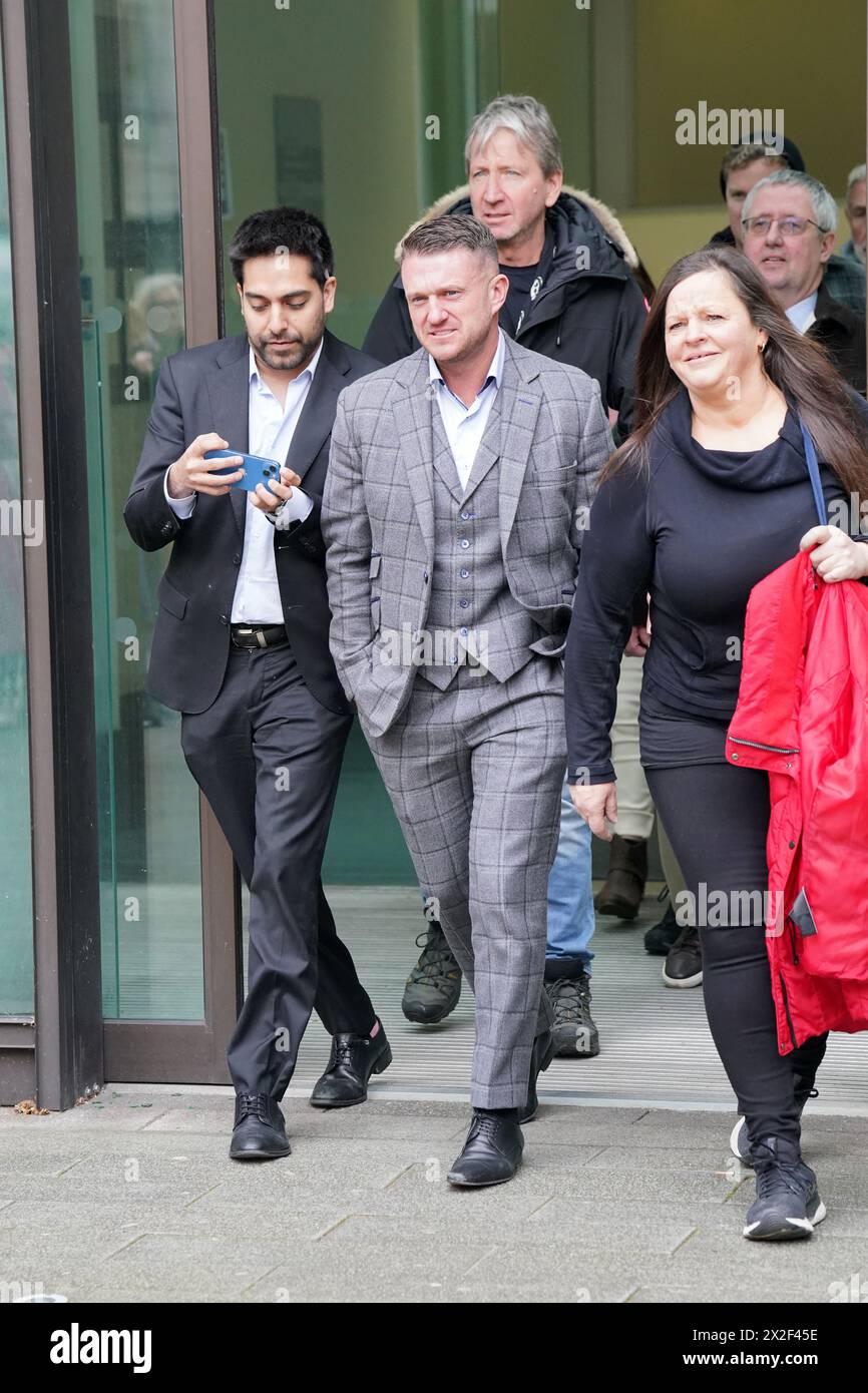 Tommy Robinson, de son vrai nom Stephen Yaxley Lennon (au centre ...