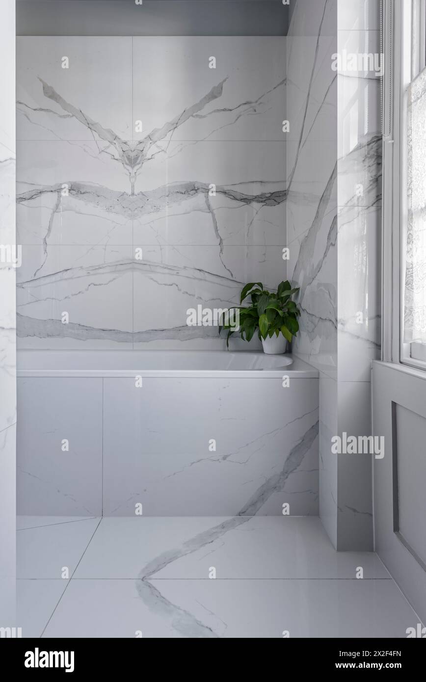 Salle de bains simple et moderne en marbre dans une maison de ville géorgienne. Paultons Square, Chelsea, Londres, Royaume-Uni. Banque D'Images