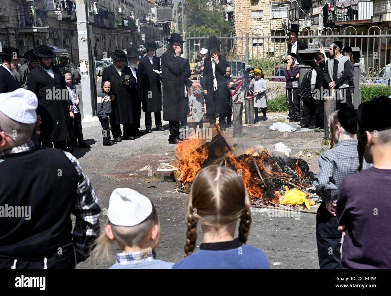 Jérusalem, Israël. 22 avril 2024. Les Juifs ultra-orthodoxes brûlent des objets levés avant le début au coucher du soleil de la fête de la Pâque juive à Mea Shearim à Jérusalem le lundi 22 avril 2024. Toute nourriture levée, comme le pain, est interdite pendant la semaine de vacances qui commémore le départ des Israélites d'Egypte. Photo de Debbie Hill/ crédit : UPI/Alamy Live News Banque D'Images