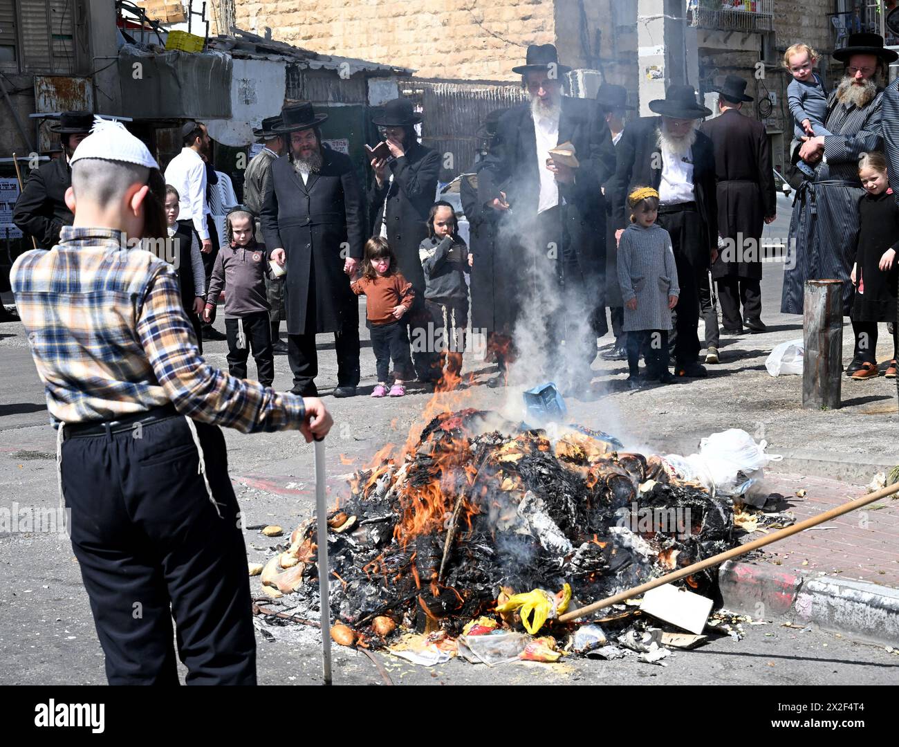Jérusalem, Israël. 22 avril 2024. Les Juifs ultra-orthodoxes brûlent des objets levés avant le début au coucher du soleil de la fête de la Pâque juive à Mea Shearim à Jérusalem le lundi 22 avril 2024. Toute nourriture levée, comme le pain, est interdite pendant la semaine de vacances qui commémore le départ des Israélites d'Egypte. Photo de Debbie Hill/ crédit : UPI/Alamy Live News Banque D'Images