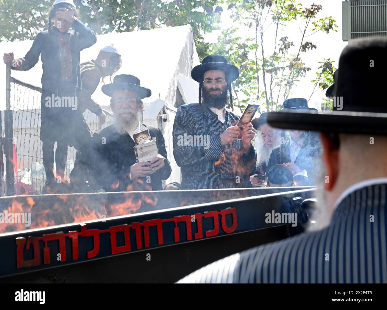 Jérusalem, Israël. 22 avril 2024. Les Juifs ultra-orthodoxes brûlent des objets levés avant le début au coucher du soleil de la fête de la Pâque juive à Mea Shearim à Jérusalem le lundi 22 avril 2024. Toute nourriture levée, comme le pain, est interdite pendant la semaine de vacances qui commémore le départ des Israélites d'Egypte. Photo de Debbie Hill/ crédit : UPI/Alamy Live News Banque D'Images