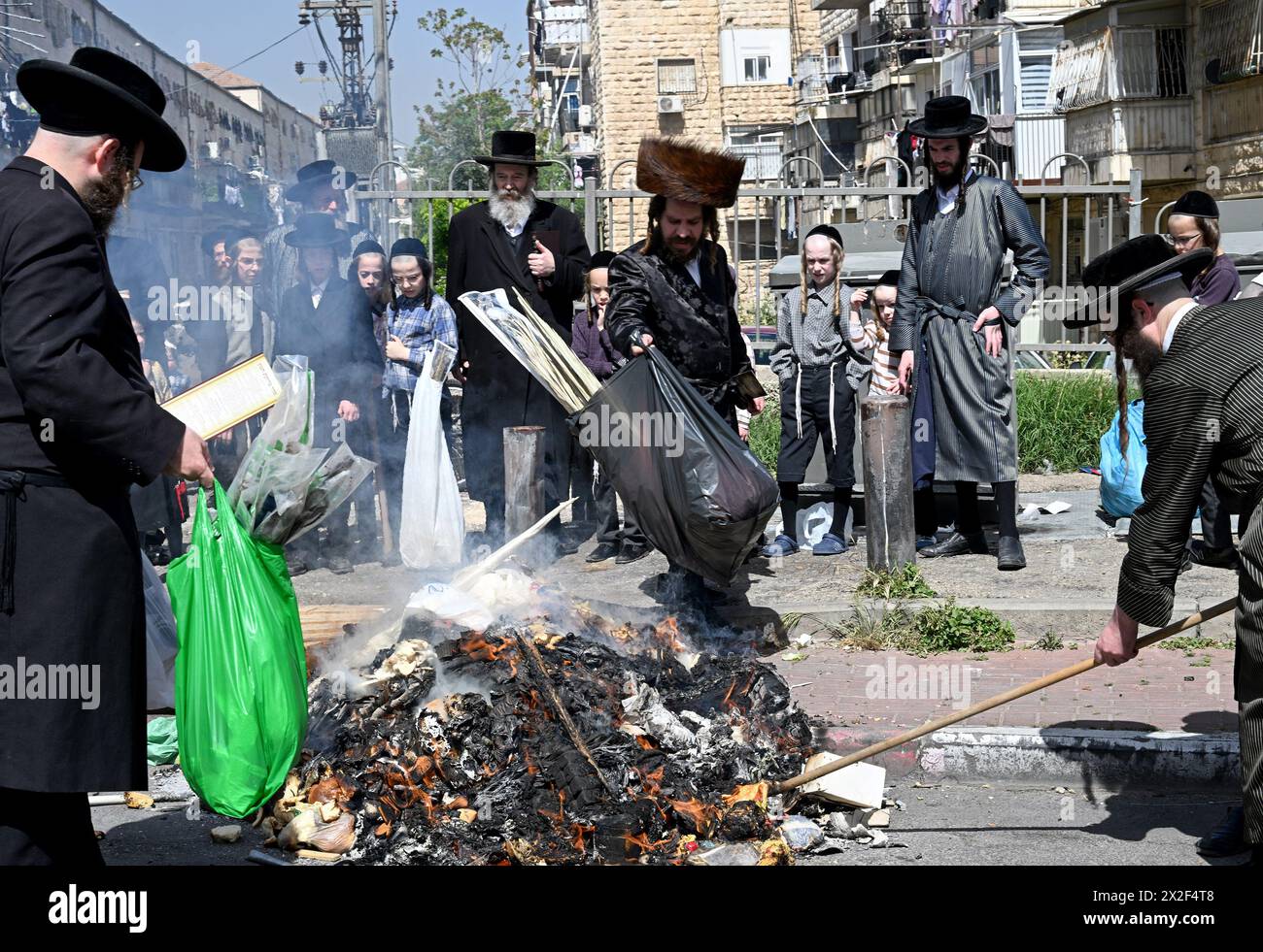 Jérusalem, Israël. 22 avril 2024. Les Juifs ultra-orthodoxes brûlent des objets levés avant le début au coucher du soleil de la fête de la Pâque juive à Mea Shearim à Jérusalem le lundi 22 avril 2024. Toute nourriture levée, comme le pain, est interdite pendant la semaine de vacances qui commémore le départ des Israélites d'Egypte. Photo de Debbie Hill/ crédit : UPI/Alamy Live News Banque D'Images