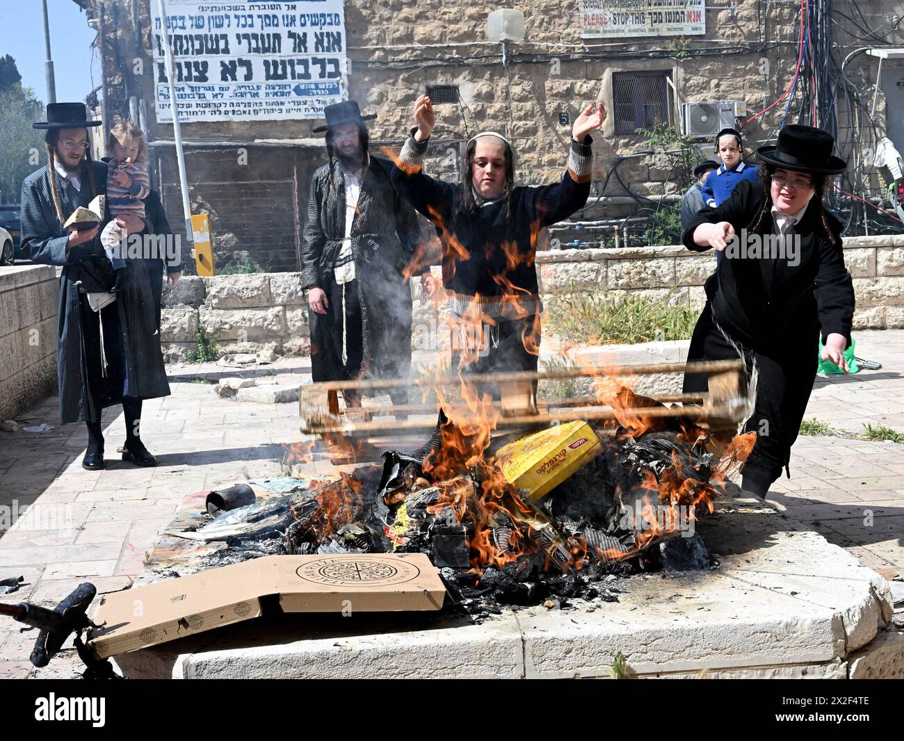 Jérusalem, Israël. 22 avril 2024. Les Juifs ultra-orthodoxes brûlent des objets levés avant le début au coucher du soleil de la fête de la Pâque juive à Mea Shearim à Jérusalem le lundi 22 avril 2024. Toute nourriture levée, comme le pain, est interdite pendant la semaine de vacances qui commémore le départ des Israélites d'Egypte. Photo de Debbie Hill/ crédit : UPI/Alamy Live News Banque D'Images