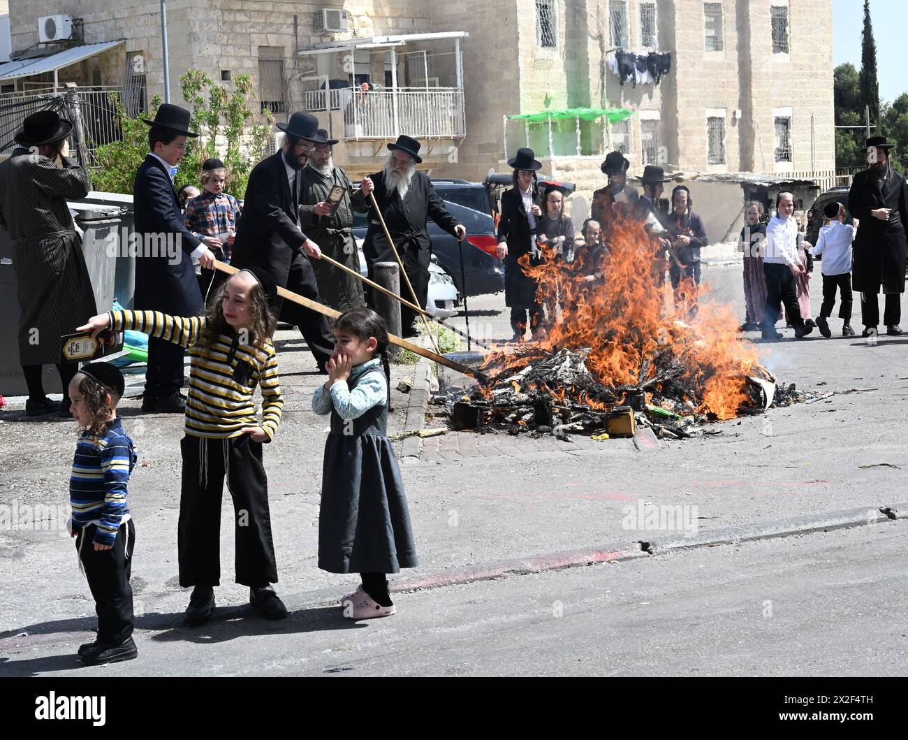 Jérusalem, Israël. 22 avril 2024. Les Juifs ultra-orthodoxes brûlent des objets levés avant le début au coucher du soleil de la fête de la Pâque juive à Mea Shearim à Jérusalem le lundi 22 avril 2024. Toute nourriture levée, comme le pain, est interdite pendant la semaine de vacances qui commémore le départ des Israélites d'Egypte. Photo de Debbie Hill/ crédit : UPI/Alamy Live News Banque D'Images