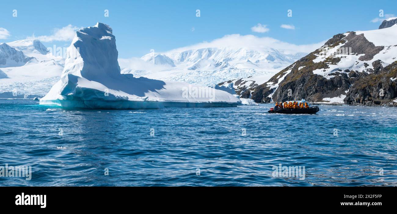 Aventure à Cierva Cove. Iceberg dans l'océan Antarctique. Banque D'Images