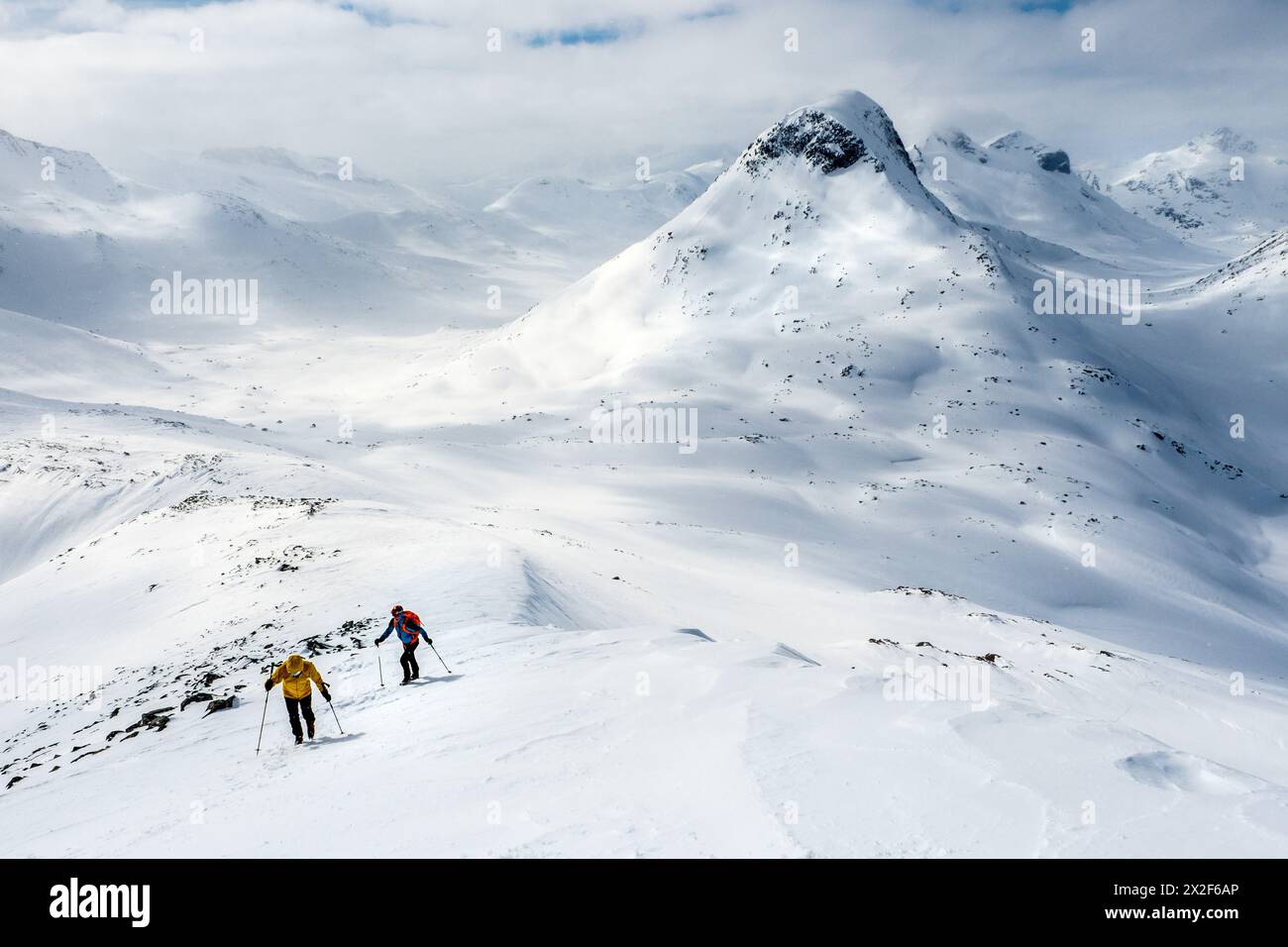 Alpinistes grimpant Skarddalstinden dans le parc national Jotunheim / Jötunheim, Norvège, en hiver Banque D'Images