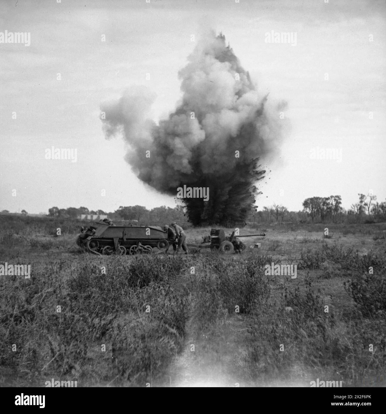 L'ARMÉE BRITANNIQUE EN ITALIE 1944 - Une scène reconstruite montrant «l'action» à Salerne : un porte-avions Loyd et un canon antichar 6-pdr du 2nd Sherwood Foresters (Nottinghamshire and Derbyshire Regiment) sous des tirs de mortier, le 2-3 avril 1944 Banque D'Images