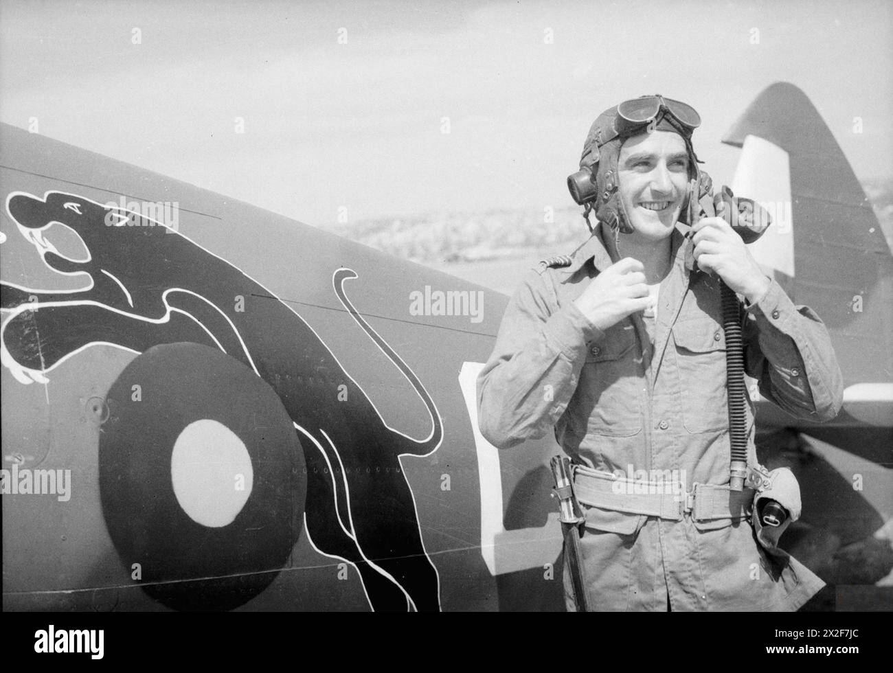 Le chef d'escadron G. Kerr, ancien étudiant en médecine à l'Université qualifiée Andrews, est montré en Birmanie commandant un escadron de Spitfire lors d'attaques contre les forces japonaises, ayant précédemment engagé des cuirassés allemands en Angleterre. Banque D'Images