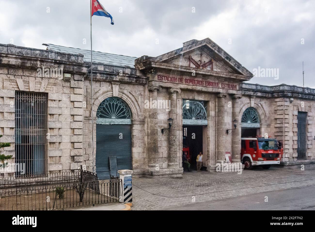 Bâtiment colonial à façade en pierre, caserne de pompiers à Matanzas, Cuba Banque D'Images