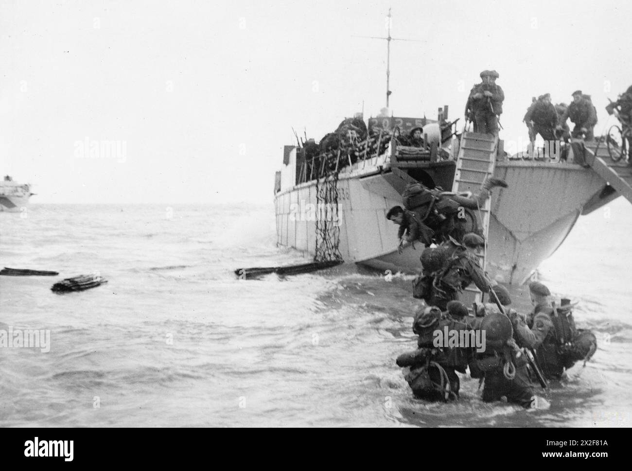 Des commandos britanniques de la 4e brigade de services spéciaux débarquent d'un engin de débarquement du LCI(S) sur la plage de Nan Red, région de Juno, St Aubin-sur-mer, lors de l'invasion de Normandie le 6 juin 1944. Banque D'Images