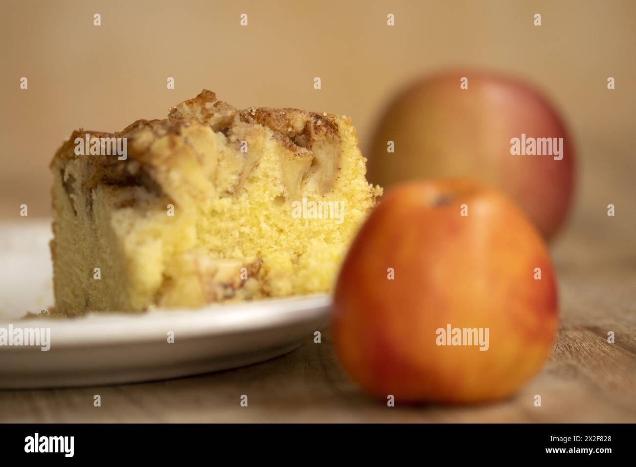 tranche de tarte aux pommes maison avec près de deux fruits Banque D'Images