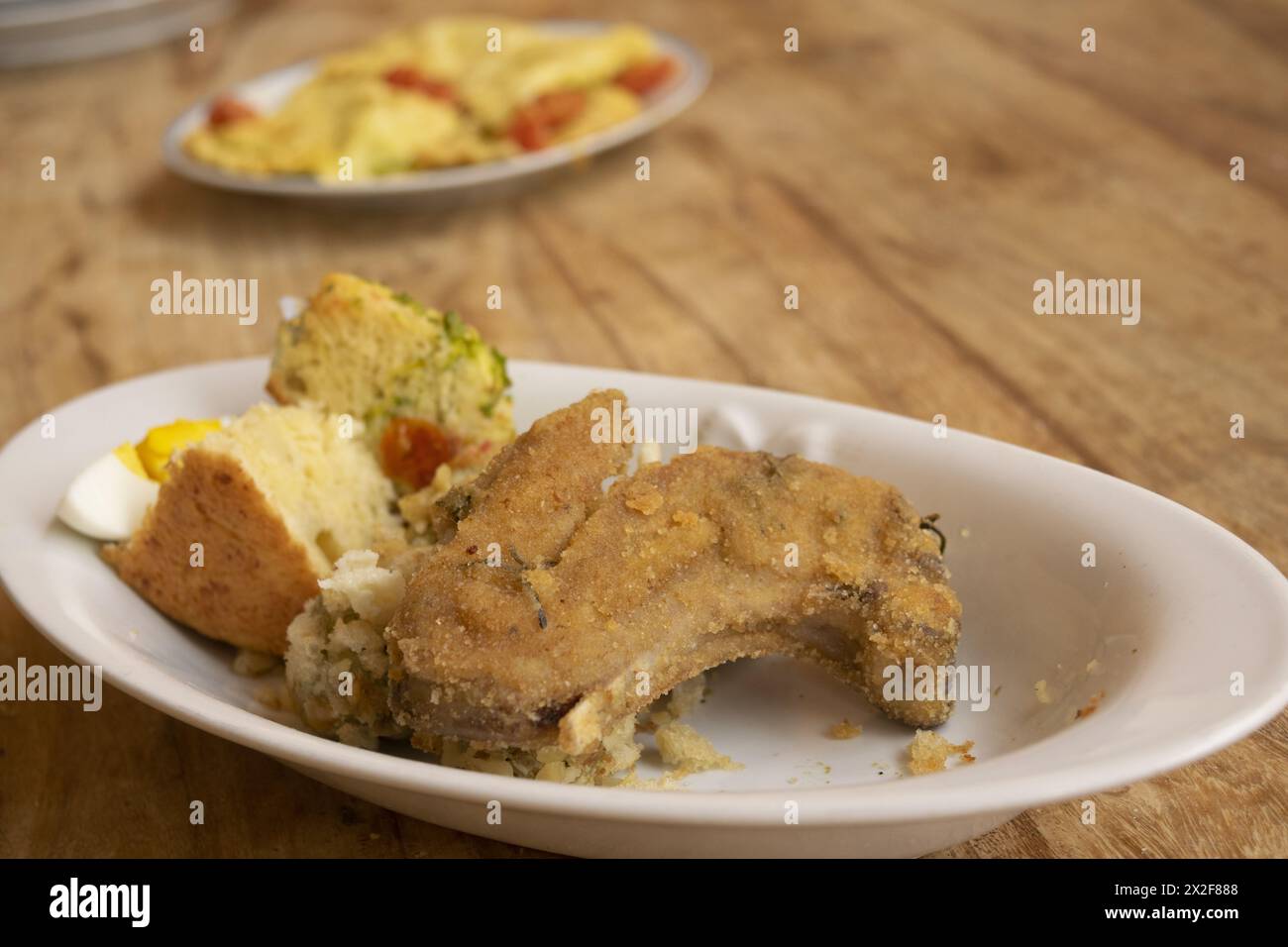 côtelettes d'agneau frites dans un plat de service Banque D'Images