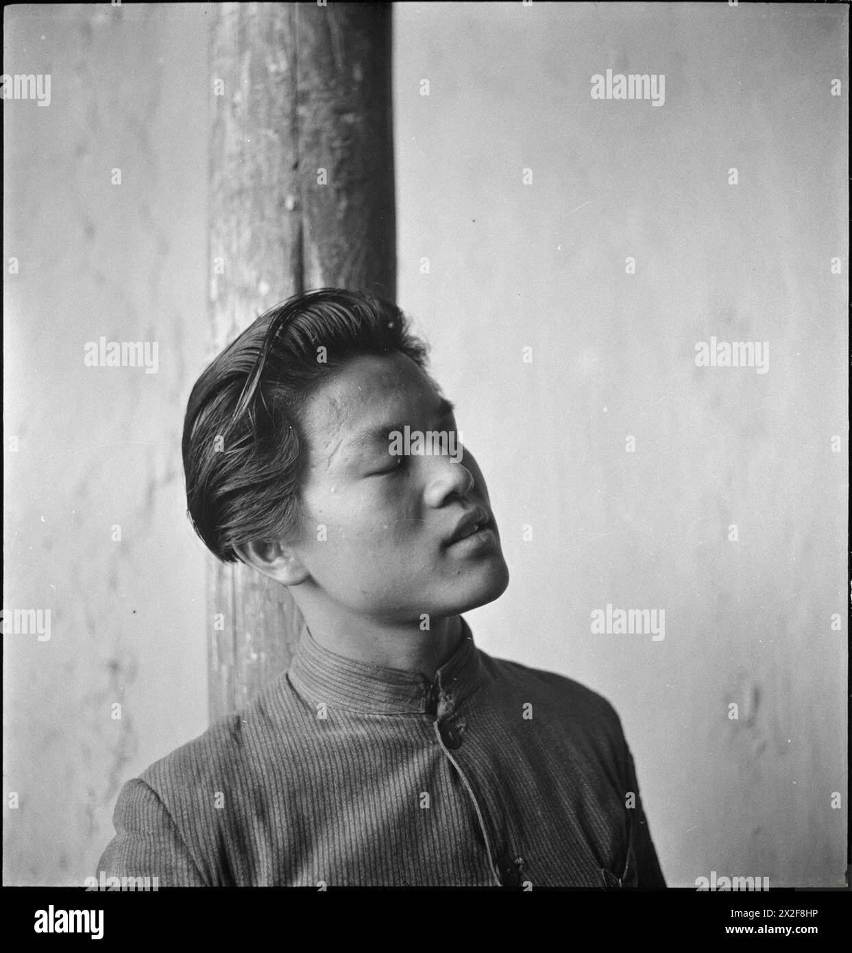 Une photographie en noir et blanc de Cecil Beaton de sa tournée de 1943-1944 en Inde, en Birmanie et en Chine, montrant des aspects de la vie civile et des environnements de guerre. Banque D'Images