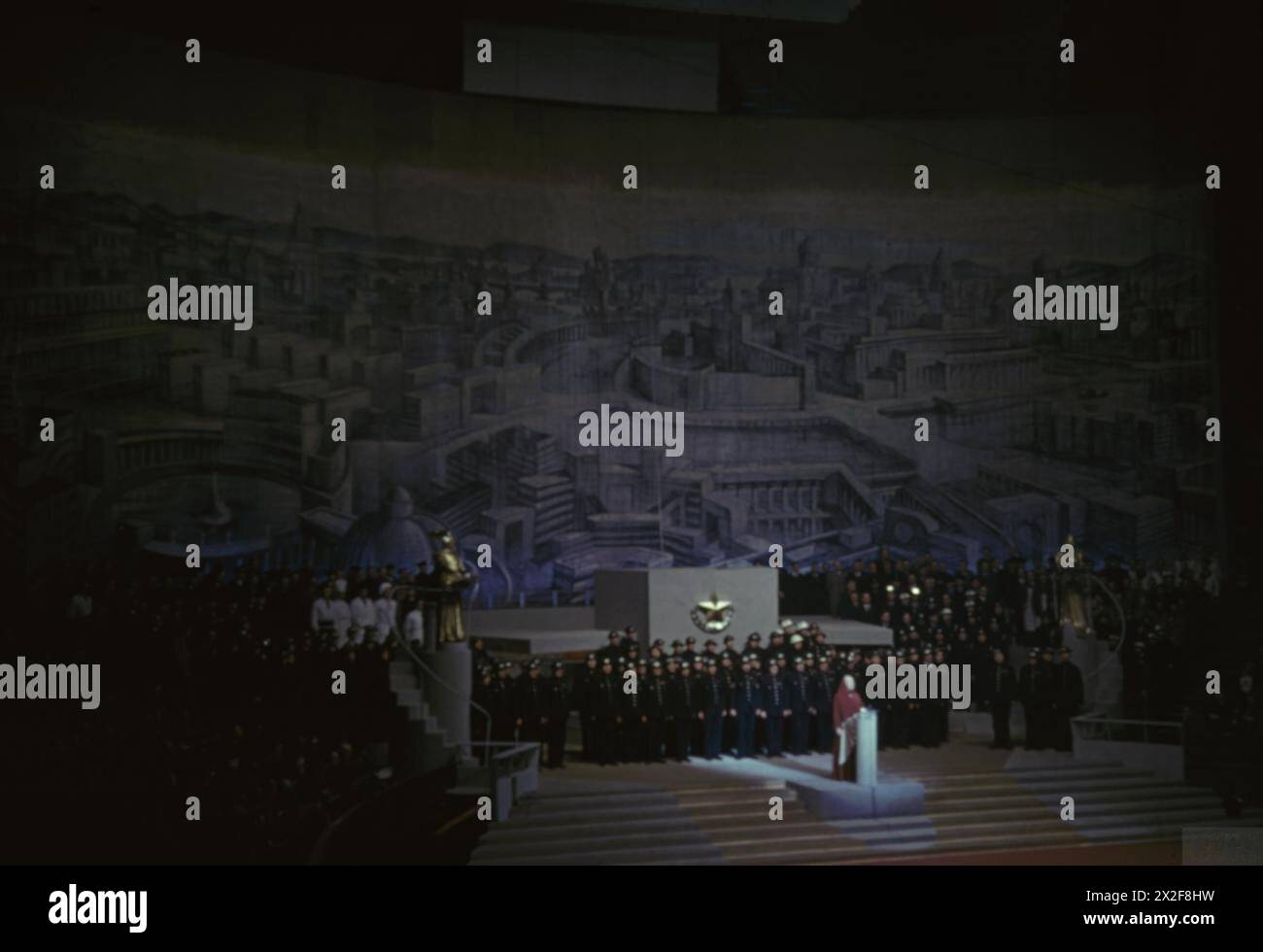 La police et l'actrice Mary Clare apparaissent sur scène au Royal Albert Hall de Londres, le 21 février 1943, lors d'un événement honorant l'Armée rouge. Banque D'Images