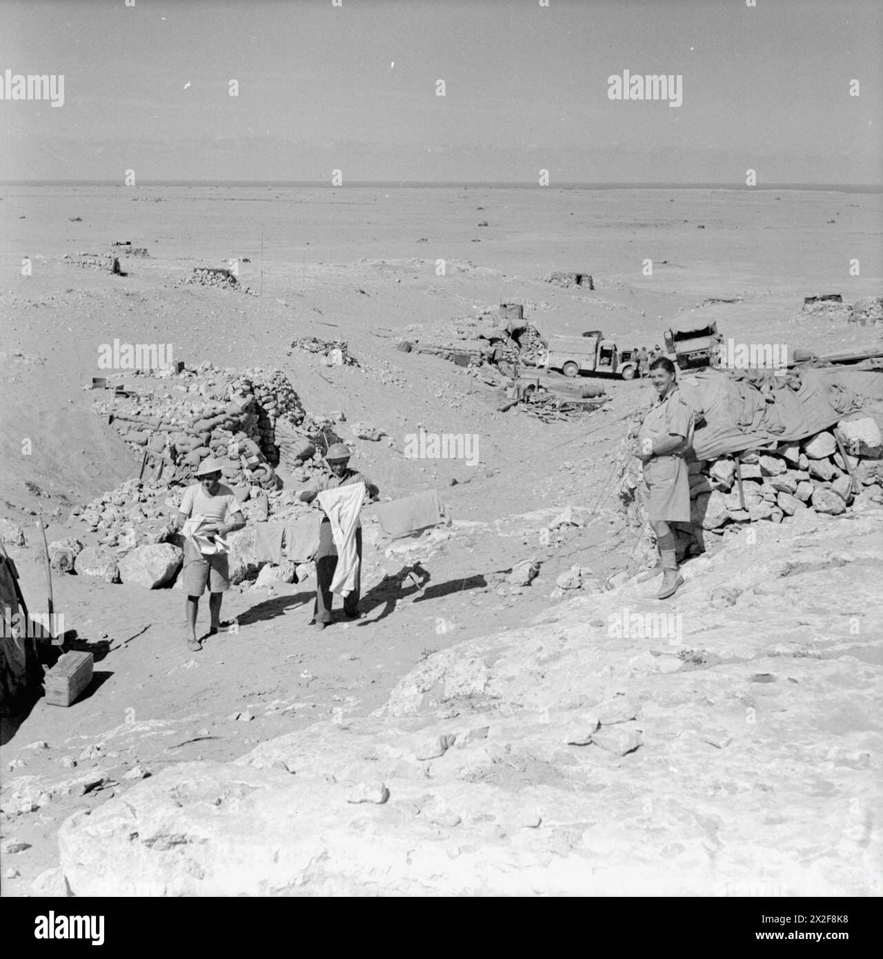 L'ARMÉE POLONAISE DANS LE SIÈGE DE TOBROUK, 1941 - les troupes de la Brigade indépendante polonaise des Carpates traînent leur linge. Les huttes de pierre, qui sont utilisées comme leurs logements, peuvent être vues dans l'arrière-plan Armée polonaise, Forces armées polonaises dans l'Ouest, Brigade indépendante des Carpates Rifles, rats de Tobrouk Banque D'Images