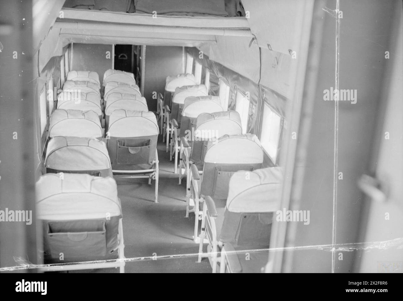 AVIONS AMÉRICAINS DANS LE SERVICE DE LA ROYAL AIR FORCE 1939-1945: CONSOLIDATED LIBERATOR. - L'intérieur de la cabine principale du LB-30 Liberator, AL504 'Commando', l'avion de transport personnel du premier ministre, photographié à Northolt, Middlesex, à son retour au Royaume-Uni, à la suite de modifications importantes et d'une révision complète par la Consolidated Aircraft Company à San Diego, Californie. Le fuselage a été prolongé de sept pieds et l'intérieur a été meublé pour accueillir 20 passagers avec des couchettes et une cuisine de stewards. Cette vue montre la cabine principale avec les couchettes arrimées Churchill, Winston le Banque D'Images