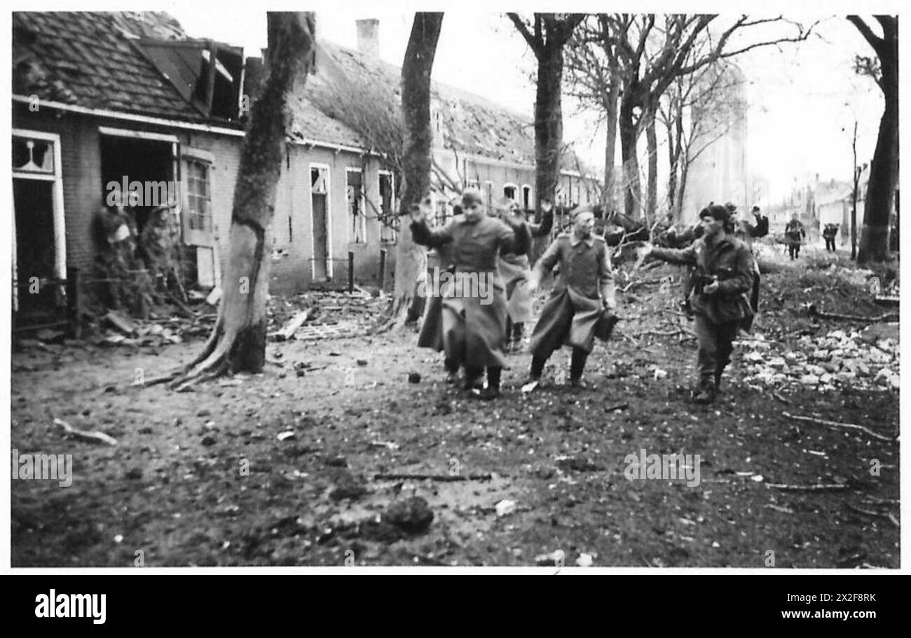 INVASION DE L'ÎLE WALCHEREN - prisonniers allemands amenés dans l'armée britannique, 21e groupe d'armées Banque D'Images