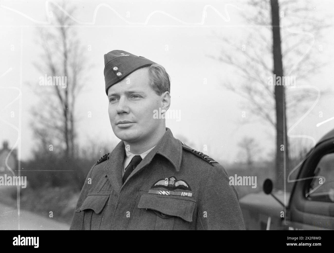 ROYAL AIR FORCE : 2ND TACTICAL AIR FORCE, 1943-1945. - Capitaine de groupe P G Wykeham-Barnes, alors qu'il commandait l'Escadre no 140 à Hunsdon, Hertfordshire. Au cours d'une longue et variée carrière de pilote de chasse, Wykeham-Barnes abattit au moins 15 avions ennemis au moyen-Orient, en Afrique du Nord et au Royaume-Uni entre 1940 et 1943. Il commande les Nos 73, 257 et 23 Squadrons RAF en 1941-1942 et devient également Wing commander Fighters de la Desert Air Force. De retour au Royaume-Uni, il a été nommé commandant de secteur à la RAF Kenley en juin 1943, puis a servi dans l'état-major de l'Air Minis Banque D'Images