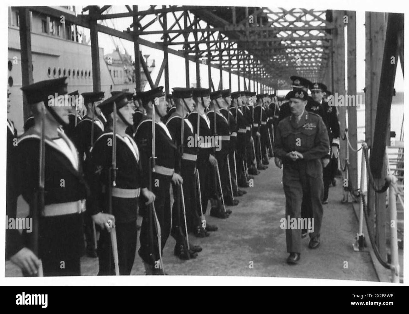 Le maréchal Montgomery, commandant en chef, inspecte le personnel naval sur une jetée à Kiel lors d'une visite avec le 21e groupe d'armées britannique. Banque D'Images