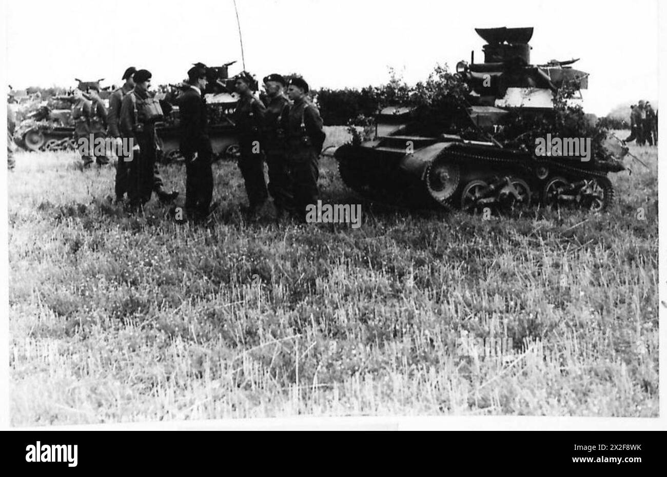 LE SECRÉTAIRE D'ÉTAT À LA GUERRE VISITE LA DIVISION BLINDÉE - Mr. Eden parlant à un équipage de chars de l'armée britannique Banque D'Images