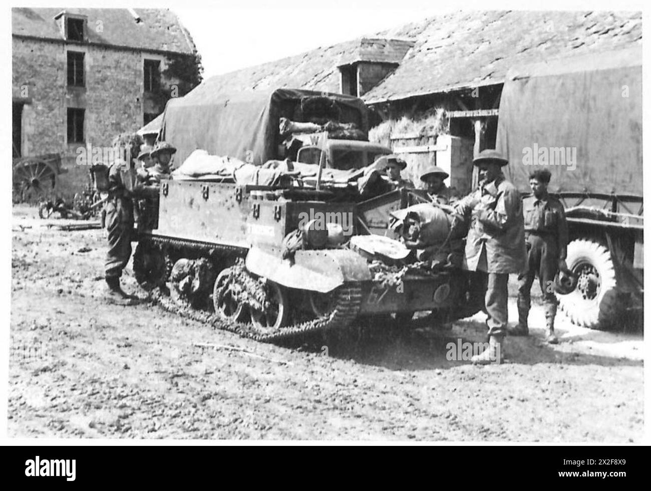 Le personnel de la section des ambulances de campagne de 194 opérait dans une cour de ferme à Cheux, fournissant un soutien médical pendant les opérations de l'armée britannique, 21e groupe d'armées. Banque D'Images