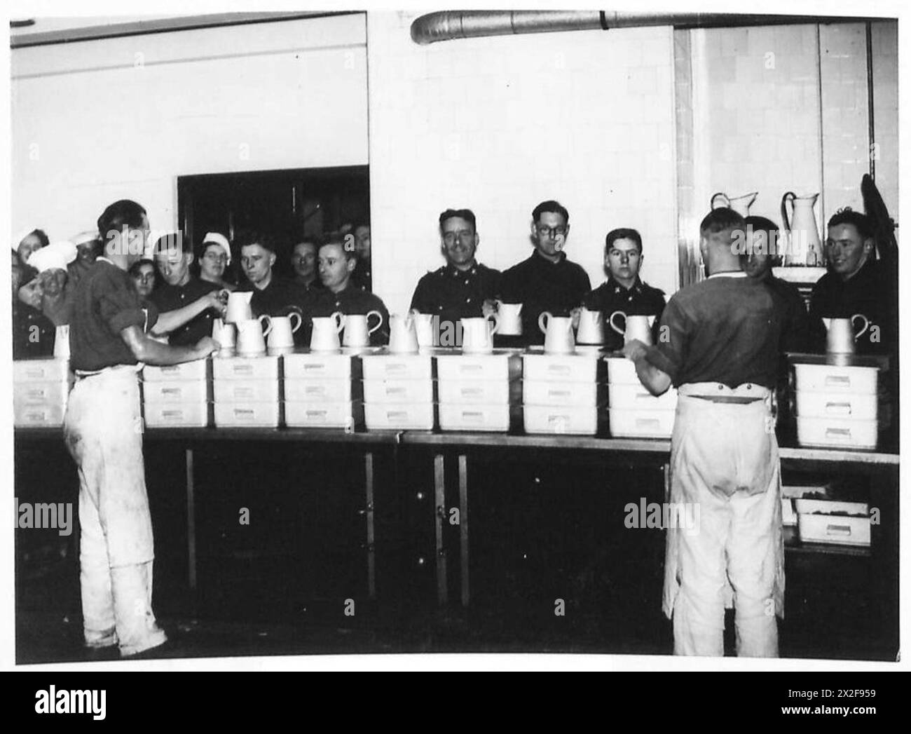L'infanterie de l'armée britannique est photographiée en train de servir de la nourriture dans le mess lors d'exercices d'entraînement à Chichester. Banque D'Images
